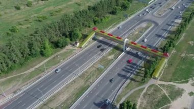 Yolun karşısındaki yayalar için modern köprü. Otoyolun tepesinden, yaya geçişlerinin askıya alındığı görüntüler