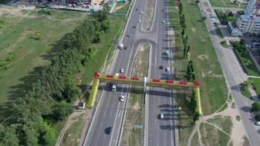 Yolun karşısındaki yayalar için modern köprü. Otoyolun tepesinden, yaya geçişlerinin askıya alındığı görüntüler