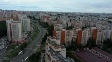 Evleri ve yolları olan şehir merkezinin insansız hava aracı görüntüsü