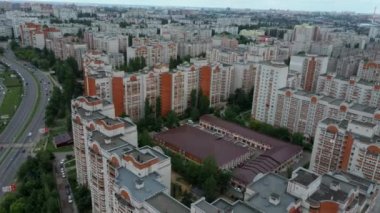 Evleri olan şehrin drone görüntüsü