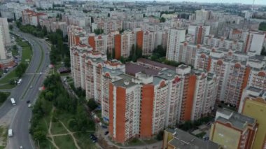 Evleri olan şehrin drone görüntüsü