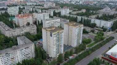 Evleri olan şehrin drone görüntüsü