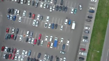 Yukarıdan araba park etme sürecine kadar bir manzara. Otoparkta trafik sıkışık. Yoğun otoparkta boş yer arıyorum. Park tavsiyesi. Yoğun iş merkezinde park yeri aranıyor.