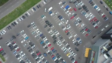 Yukarıdan araba park etme sürecine kadar bir manzara. Otoparkta trafik sıkışık. Yoğun otoparkta boş yer arıyorum. Park tavsiyesi. Yoğun iş merkezinde park yeri aranıyor.