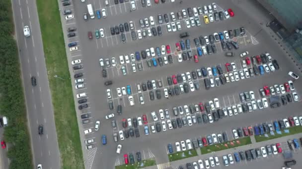 Une vue d'en haut au processus de parking. Il y a beaucoup de circulation sur le parking. Recherche d'espaces dans le parking très fréquenté. Conseil de stationnement. Croisière pour le stationnement dans le centre d'affaires occupé — Video