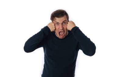 Yakından bakınca deli bir adamın duygusal portresi. Konsept: Sinir krizi, akıl hastalığı, baş ağrısı ve migren. beyaz arkaplanda izole.