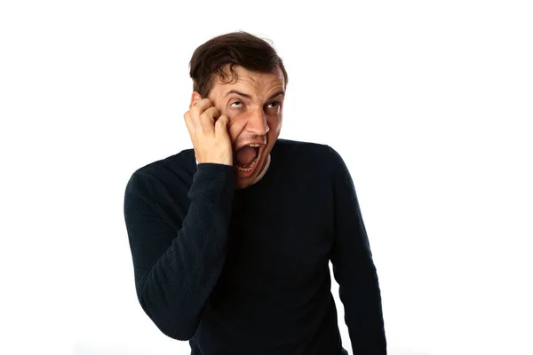 Retrato emocional de un hombre loco cerca. concepto: descomposición nerviosa, enfermedad mental, dolores de cabeza y migraña. aislado sobre fondo blanco. — Foto de Stock