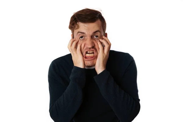 Retrato emocional de un hombre loco cerca. concepto: descomposición nerviosa, enfermedad mental, dolores de cabeza y migraña. aislado sobre fondo blanco. — Foto de Stock