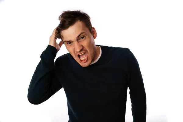 Retrato emocional de un hombre loco cerca. concepto: descomposición nerviosa, enfermedad mental, dolores de cabeza y migraña. aislado sobre fondo blanco. — Foto de Stock