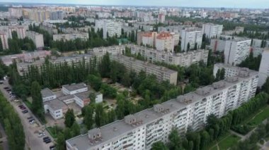 Büyüyen şehrin havadan görünüşü. Şehir merkezindeki yeni binaların insansız hava aracı görüntüsü