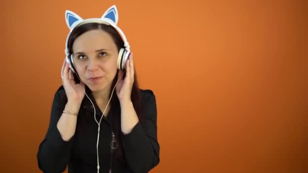 Eine Schöne Junge Frau Mit Kopfhörer Hört Musik — Stockvideo