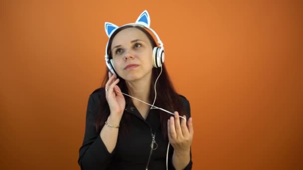 Eine Schöne Junge Frau Mit Kopfhörer Hört Musik — Stockvideo