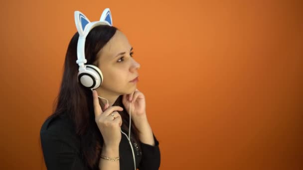 Egy Gyönyörű Fiatal Fülhallgatóban Zenét Hallgat — Stock videók