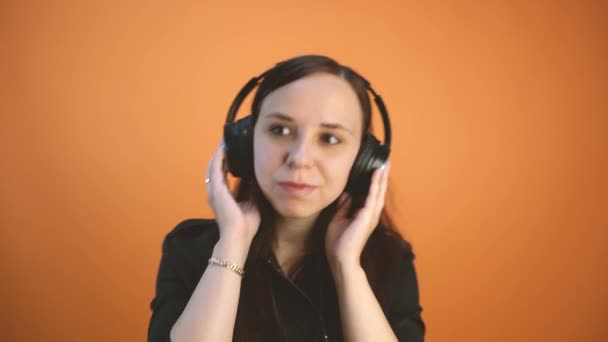 Egy Gyönyörű Fiatal Fülhallgatóban Zenét Hallgat Táncol — Stock videók