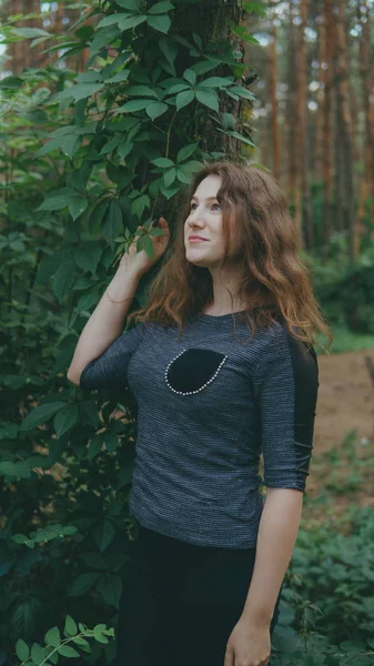 Mulher satisfeita que olha dreamily que está no parque verde. mulher posando na floresta — Fotografia de Stock