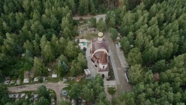 Hermoso paisaje de la antigua iglesia en el bosque. Vista aérea del hermoso paisaje de la antigua iglesia tradicional con cúpulas y cruces rodeados de árboles verdes. — Vídeo de stock