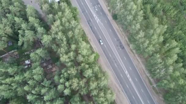 Bilar rör sig på vägen omgiven av gröna träd på sommaren. — Stockvideo