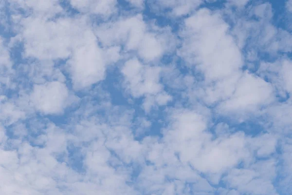 青い空に白い雲。雲の質感. — ストック写真