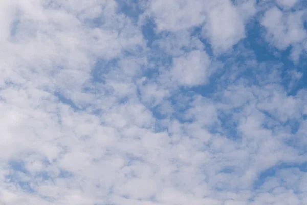 青い空に白い雲。雲の質感. — ストック写真