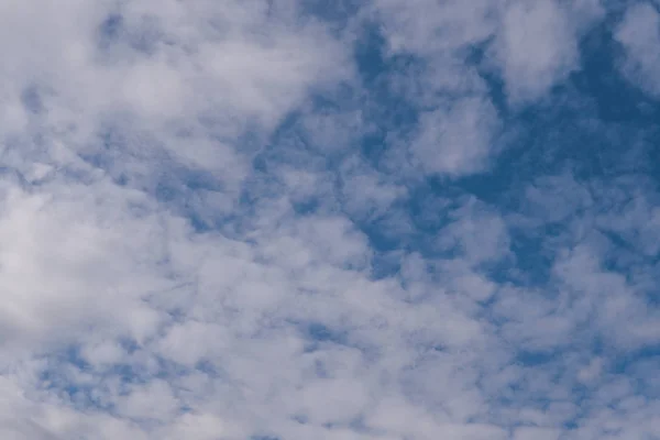 青い空に白い雲。雲の質感. — ストック写真