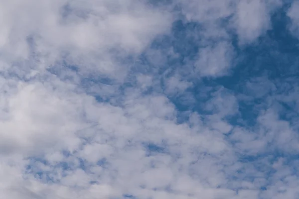 青い空に白い雲。雲の質感. — ストック写真