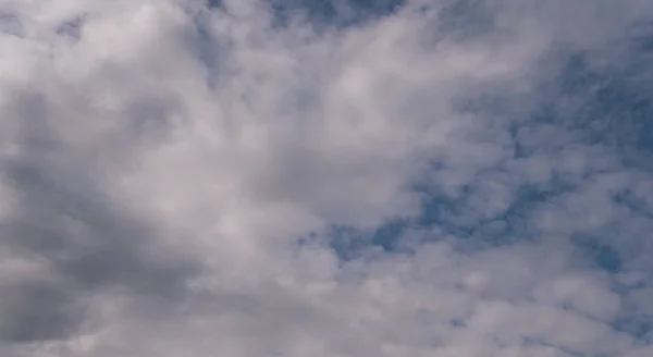 青い空に白い雲。雲の質感. — ストック写真