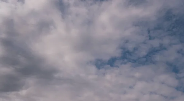 青い空に白い雲。雲の質感. — ストック写真