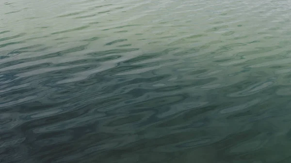 A textura da água. Água azul no lago com ondulações na superfície. Água em rios. Paisagem fresca do outono. Textura de água doce. — Fotografia de Stock