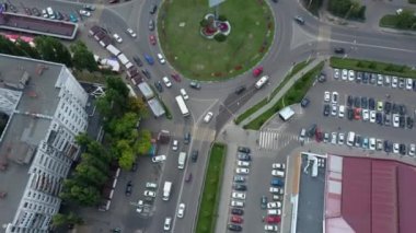 Otoyolda araba sürmek, otoyolda araba sürmek. Şehir trafiğinde bir sürü farklı araba var. Araba trafiği. Araba trafiği kavramı