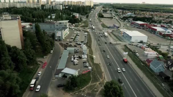 Carro que conduz na estrada da estrada, carro que conduz na estrada da estrada. Muitos carros diferentes no trânsito da cidade. Trânsito de carros. Conceito de tráfego automóvel — Vídeo de Stock