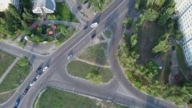 Otoyolda araba sürmek, otoyolda araba sürmek. Şehir trafiğinde bir sürü farklı araba var. Araba trafiği. Araba trafiği kavramı