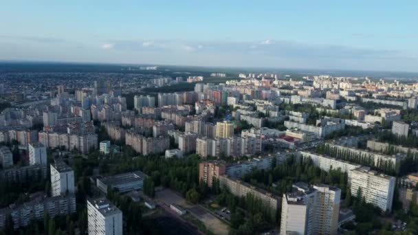 Vue aérienne de la ville en pleine croissance en plein soleil. Vue par drone du nouveau complexe de construction dans le centre-ville avec des maisons et des routes sous un ciel nuageux — Video