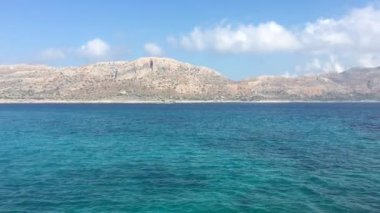 Tropikal manzara, mavi suyu ve tropikal ada dağları olan lagün ve kayaların arasında mavi suyu olan koylar. Deniz Burnu