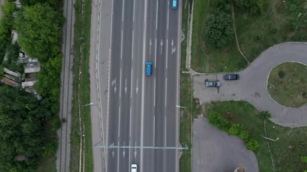 Şehirdeki iki yönlü trafikte arabalar yolda ilerliyor. Yazın yola çıkan arabaların hava manzarası.. — Stok video