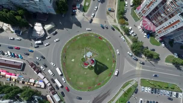 Voitures se déplacent sur la route dans la ville, la circulation bidirectionnelle. Vue aérienne de voitures se déplaçant sur la route en été .