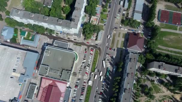 Voitures se déplacent sur la route dans la ville, la circulation bidirectionnelle. Vue aérienne de voitures se déplaçant sur la route en été .