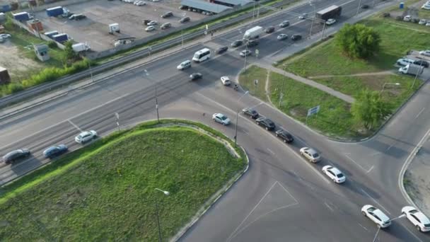Auto 's rijden op de weg in de stad, in twee richtingen. Luchtfoto van auto 's die in de zomer over de weg rijden. — Stockvideo