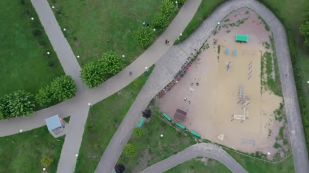 Uitzicht vanuit de lucht op het park. Het park is een aangelegd gebied gemaakt voor recreatie. Het is een plaats van aangenaam tijdverdrijf voor mensen. — Stockvideo