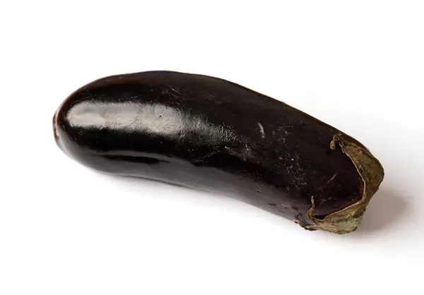 Groente, een aubergine geïsoleerd op witte achtergrond. Het concept van de landbouw, gezonde levensstijl, gezond eten en dieet. — Stockfoto