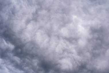 Fırtınalı bulutlar arka plan. Karanlık ağır bulutlar ile dramatik fırtınalı gökyüzü ... Bulutların dokusu.