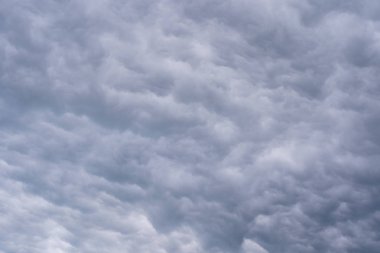 Fırtınalı bulutlar arka plan. Karanlık ağır bulutlar ile dramatik fırtınalı gökyüzü ... Bulutların dokusu.