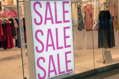 Sezon indirimi, Kara Cuma ve alışveriş konsepti. Dükkanda satılık tabelalar.