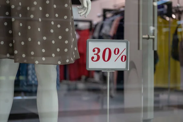 Temporada de venda, sexta-feira preta e conceito de compras. Sinais de venda em stands na loja. Venda sinal 30 por cento desconto preço no stand em vitrines . — Fotografia de Stock