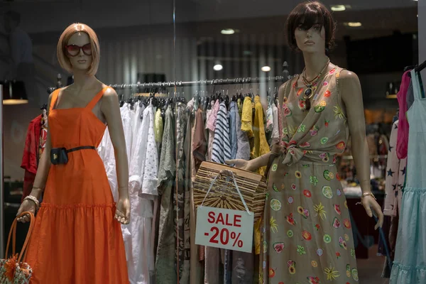 Temporada de venda, sexta-feira preta e conceito de compras. Sinais de venda em stands na loja. Venda sinal 20 por cento desconto preço no stand em vitrines. Roupas em cabides e manequins no fundo . — Fotografia de Stock