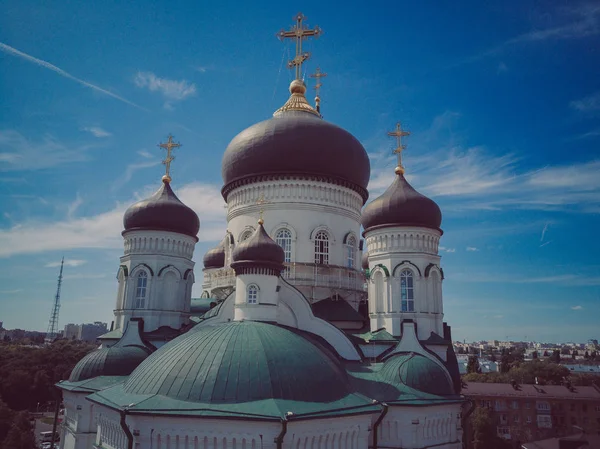 Golden domes with a crosses on the Christian Orthodox Church shine on a sunny day against blue sky. Christianity and orthodox christianity concept. — Stock Photo, Image