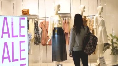 Sezon indirimi, Kara Cuma ve alışveriş konsepti. Dükkanda satılık tabelalar.