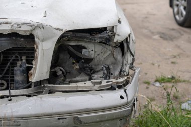 Yolda unutulmuş paslı araba. Yolda terk edilmiş paslı eski araba