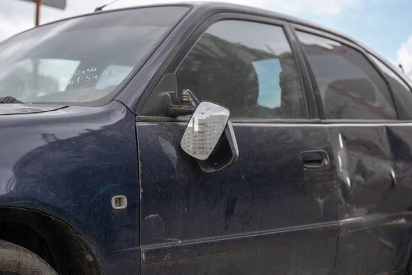 Verlaten roestige auto op autokerkhof. Vergeten weggegooide roestige oude blauwe auto op de sloop — Stockfoto