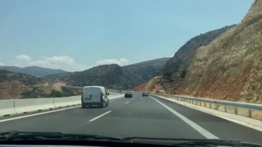 Otobanda dağ zirveleri manzaralı arabalara bakan sürücü arabasının görüntüsü