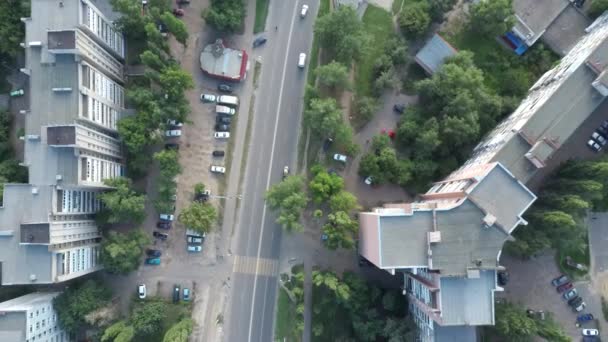 Cars are moving on the road in the city, two-way traffic. Aerial view of cars moving on the road in the summer. — Stock Video